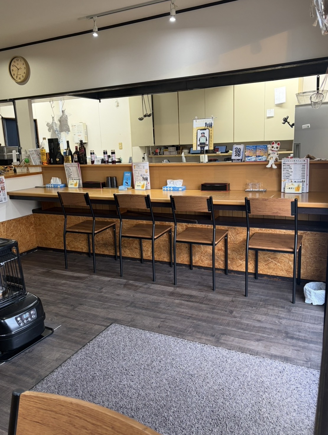 しらかば店の厨房に面したカウンター席