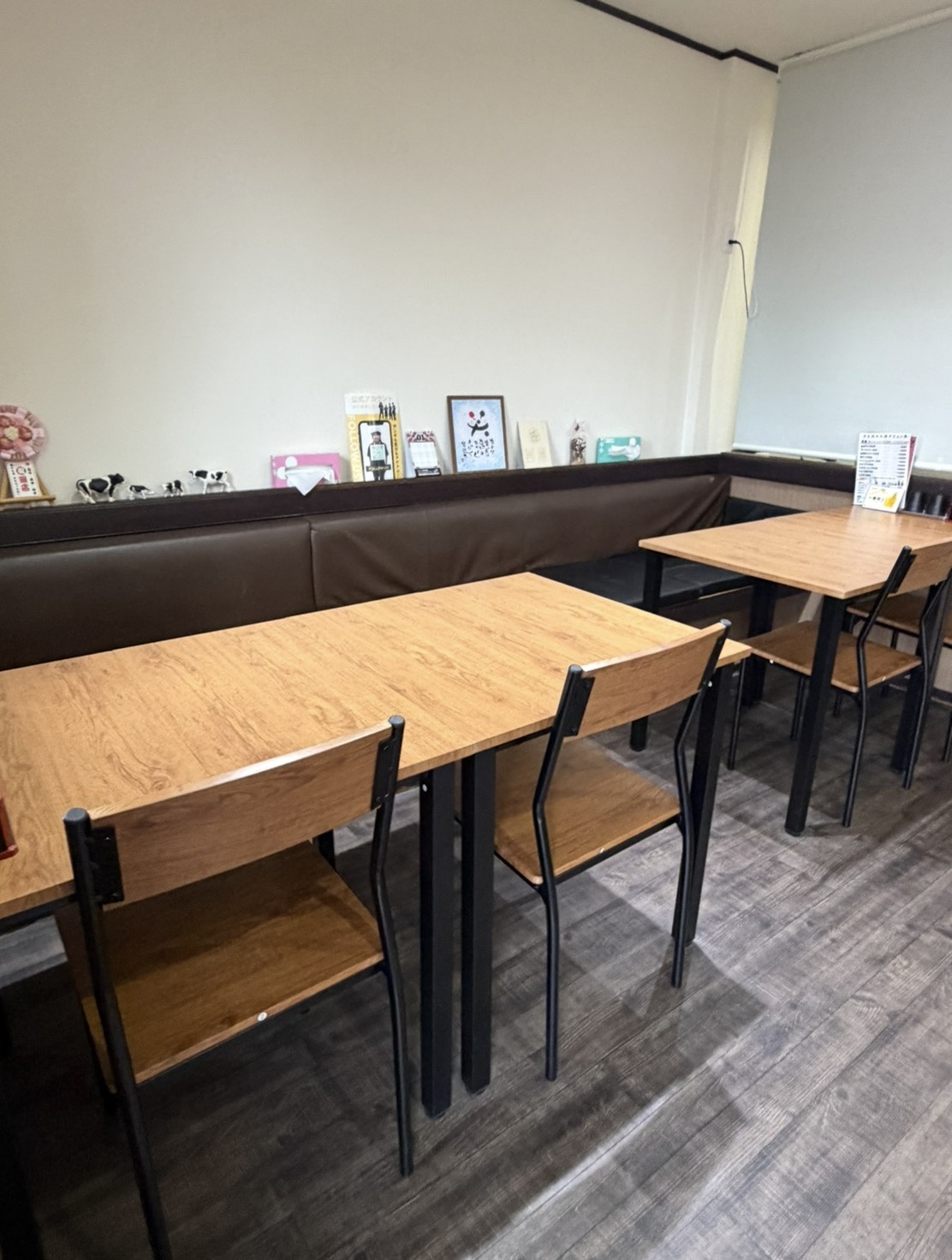 しらかば店の木のテーブル席とソファ席
